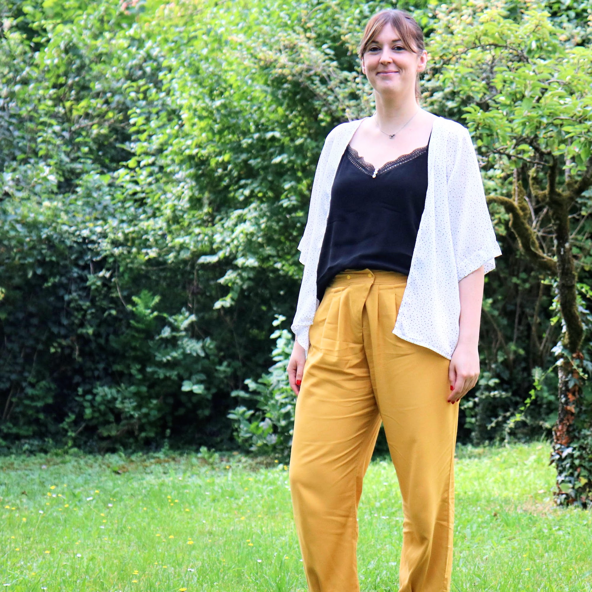 Photo pantalon Onah lin jaune et veste légère d'été